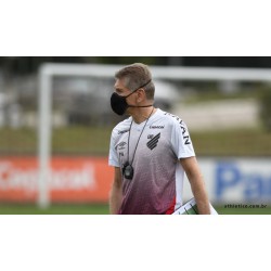 Athlético com o trabalho do técnico Paulo Autuori quer sair da ZR4